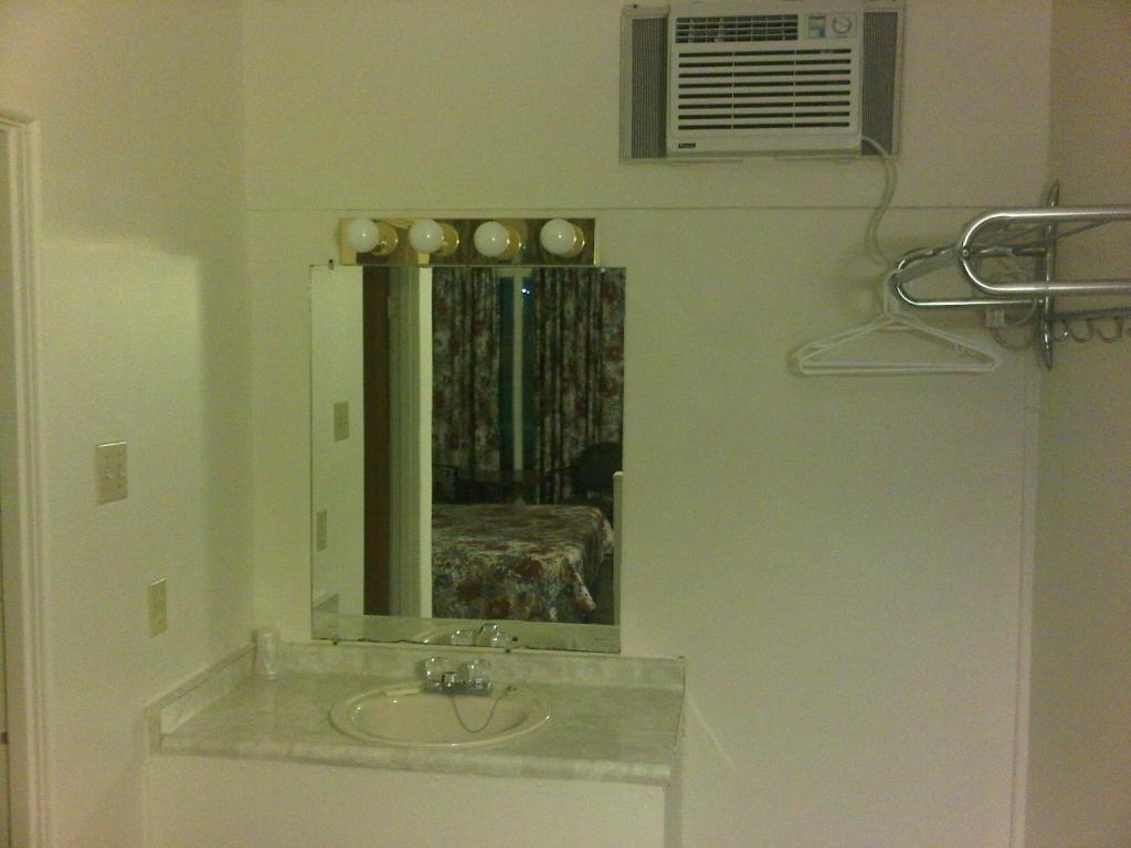 Embassy Motel Kingston Kamer foto