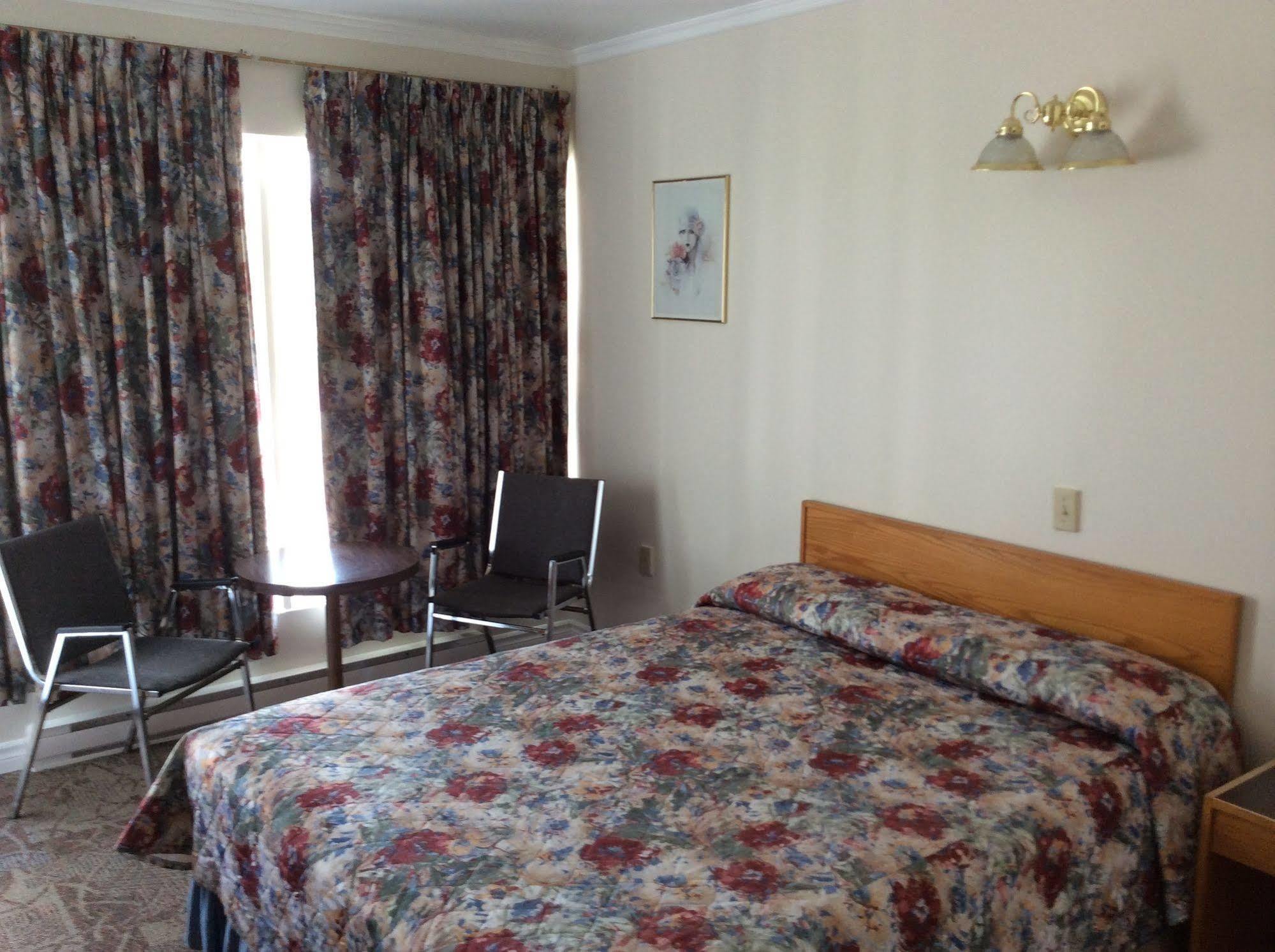 Embassy Motel Kingston Buitenkant foto