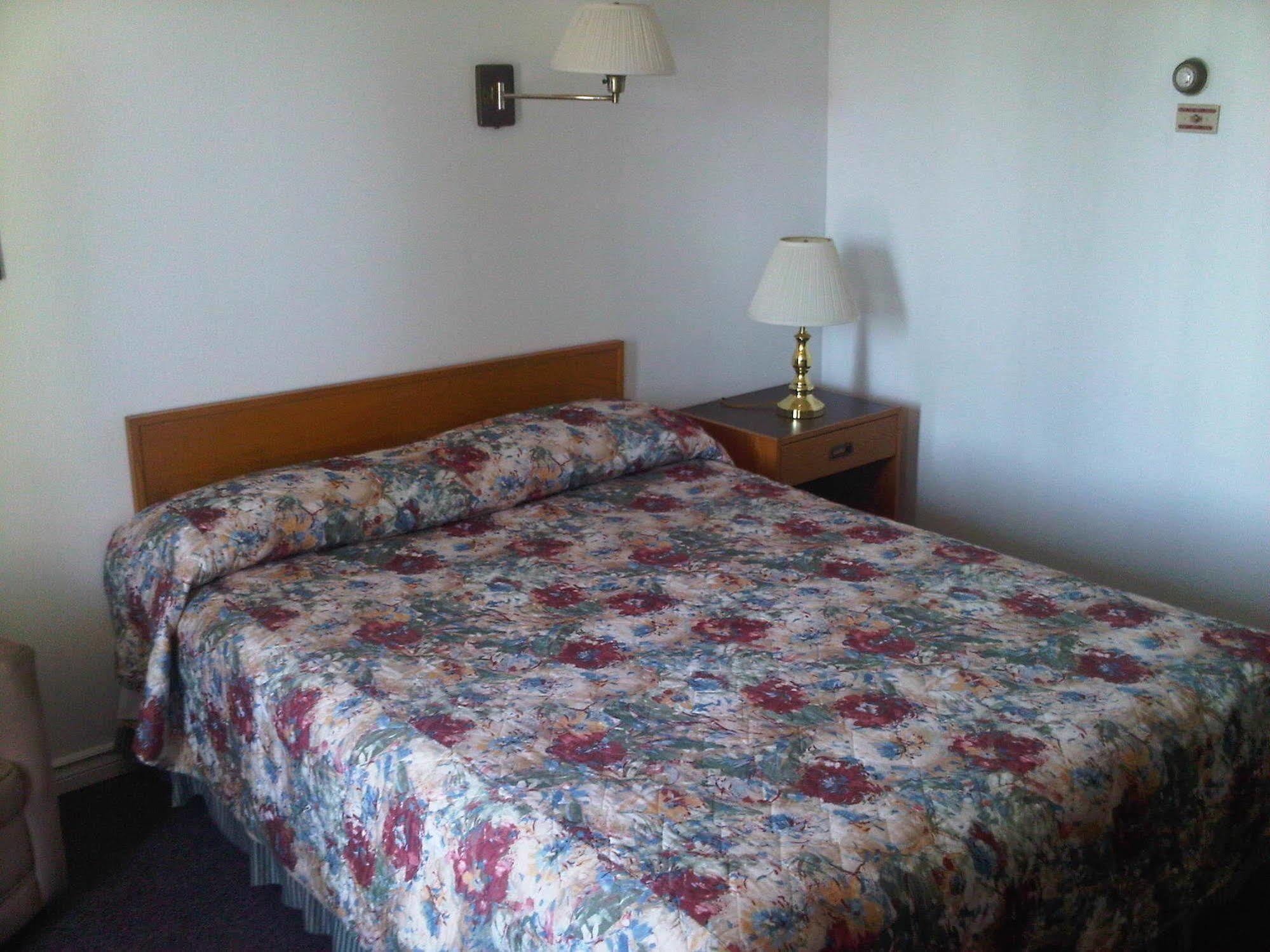 Embassy Motel Kingston Buitenkant foto