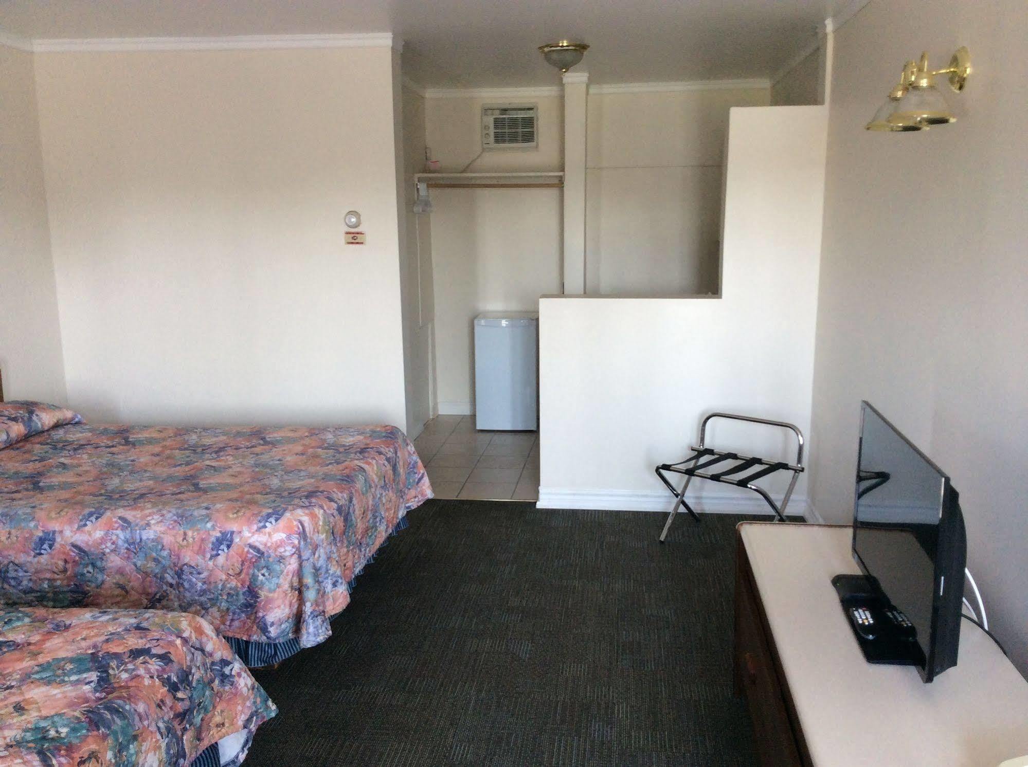 Embassy Motel Kingston Buitenkant foto